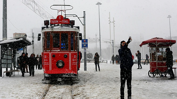 איסטנבול משותקת: סופת שלגים חזקה, מאות טיסות בוטלו | חדשות 13