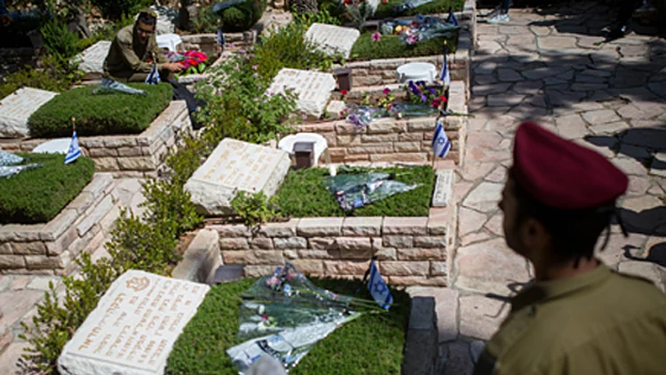 פרויקט מיוחד ברחבי העולם: טקסים לחיילים בודדים שנפלו | חדשות 13