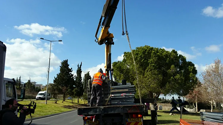 גדר נגד דריסות הוצבה בזירת הפיגוע | חדשות 13
