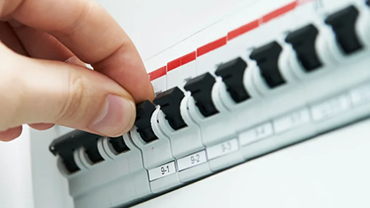 עתירה לבג"ץ: "לחדול מניתוקי החשמל לנזקקים" | חדשות 13