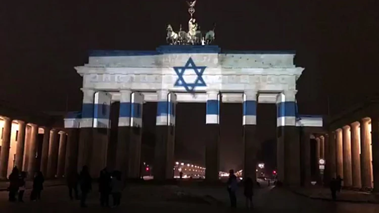 מחווה בברלין: שער הניצחון בצבעי דגל ישראל | חדשות 13