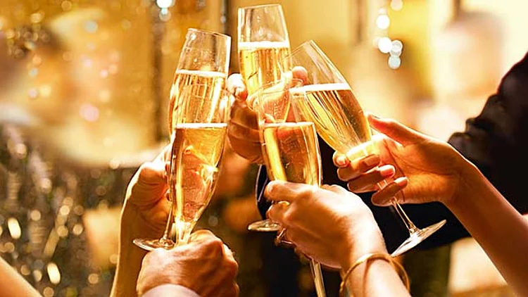 חקירת נתניהו: יצאנו בעקבות הסיגרים והשמפניות | חדשות 13