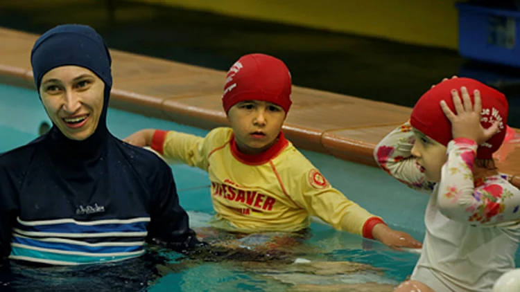 המאבק הדתי באירופה – שיעורי שחייה מעורבים | חדשות 13