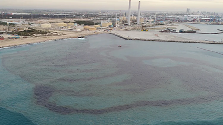 תיעוד מהאוויר: דליפת המזוט מאשדוד ועד חופי ראשון לציון | חדשות 13