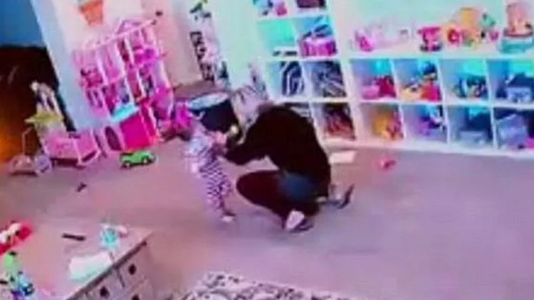 אם הצילה את בתה הקטנה מחנק - צפו בתיעוד