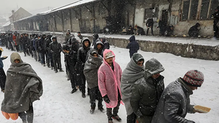 תמונות השבוע: קופאים מקור בתור לאוכל | חדשות 13