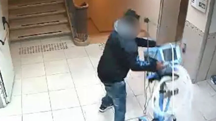 התפרצות זעם: מסע הרס בבית החולים תועד במצלמה | חדשות 13