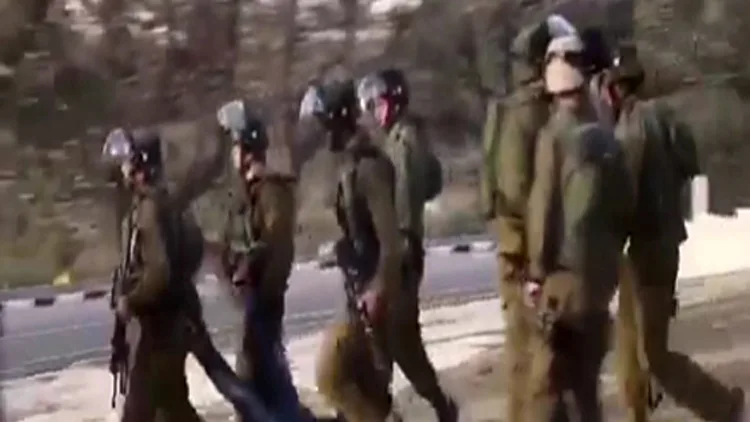 התיעוד מעורר המחלוקת: חיילים מפנים נער פצוע שיידה אבנים | חדשות 13