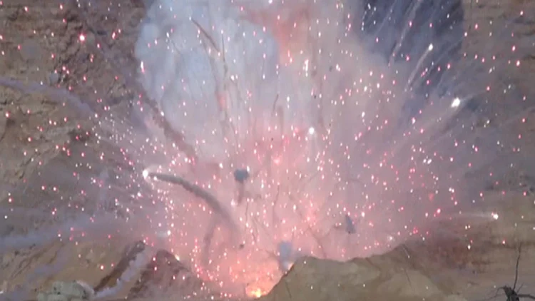 הציוד שנתפס הושמד: כך פוצצו 10 טונות זיקוקים | חדשות 13