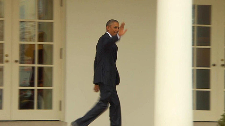 אובמה יוצא מהחדר הלבן