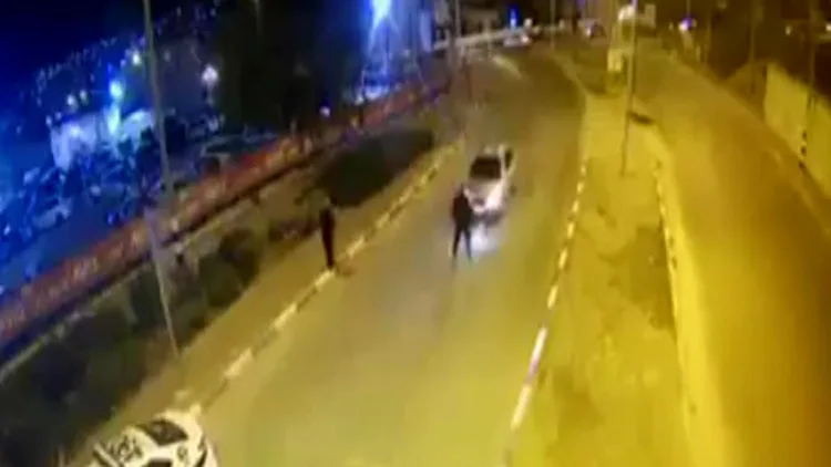 תיעוד ממתחם קניות בנצרת: מאיץ את רכבו ופוגע בשוטר | חדשות 13