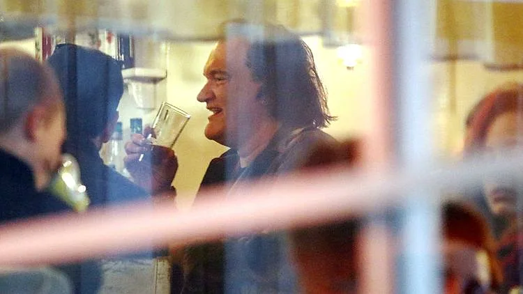 רגע לפני פרידה, טרנטינו חוגג עם חברים | רשת 13