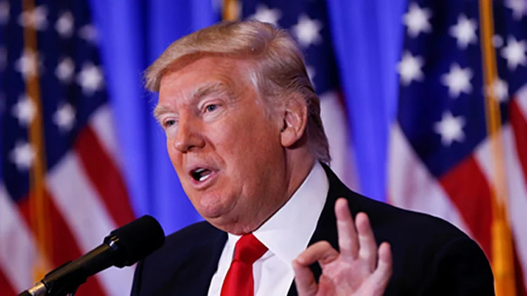 טראמפ נואם במהלך כנס לעיתונאים