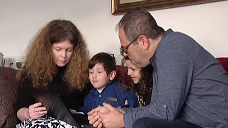 נאלצים להוכיח שהילד חזר עמם לארץ