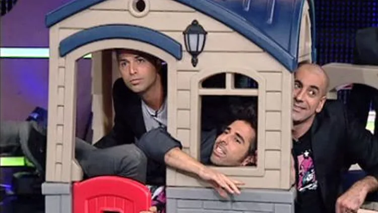 צחוק מעבודה, עונה 6, פרק 11: חמישה בדירה אחת