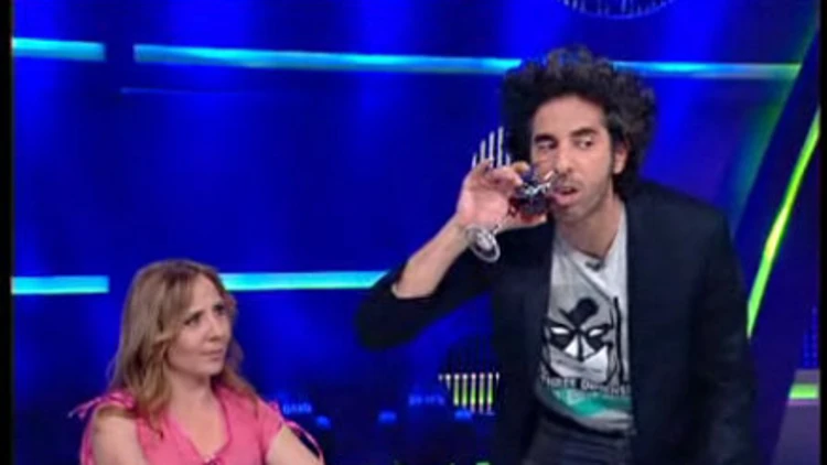 צחוק מעבודה, עונה 6, פרק 6: הכל זה מלמעלה