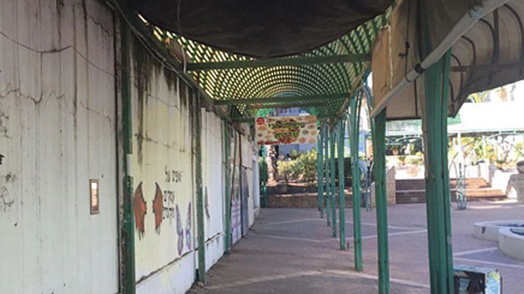 הסוחרים בשדרות זועמים: "מתנכלים במקום לסייע" | חדשות 13