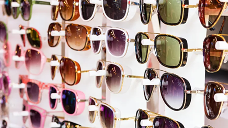 למרות החוק: רשתות האופטיקה מערימות קשיים | חדשות 13