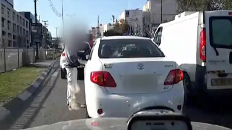 צפו: שוטר מתפרע ומנסה לחסום נהג | חדשות 13