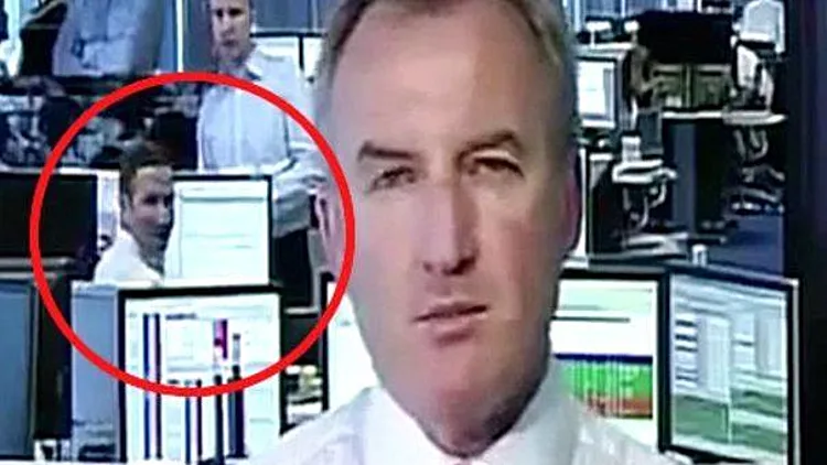 נתפס כאשר הוא צופה בפורנו בשידור חי בטלוויזיה