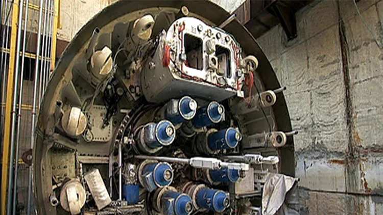 צפו: ה"מפלצת" שחופרת את הרכבת הקלה בתל אביב | חדשות 13