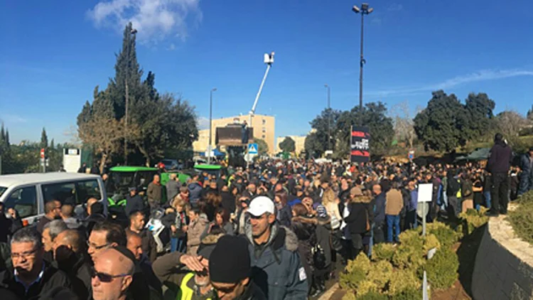 שביתה בירושלים: הפגנה וזבל ברחובות | חדשות 13