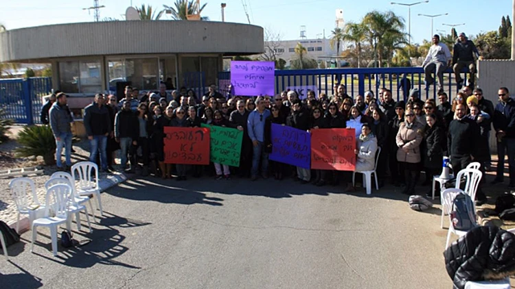 העובדים במחאה מחוץ לשערי המפעל (אלעד כהן)