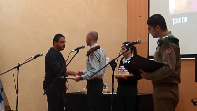 כך נראו טקסי הזיכרון והסיום: קיבלו את סיכת המ"מ בשם הבת שנרצחה | חדשות 13