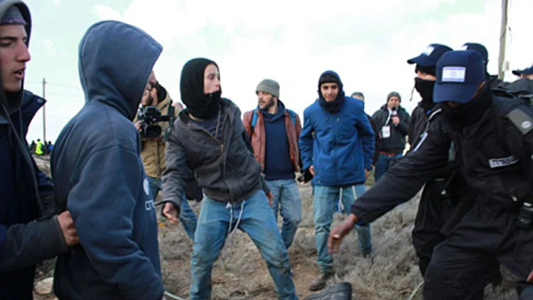 עמונה: מפנים את המתבצרים מהבתים | חדשות 13