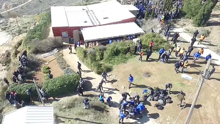 תיעוד ממעוף הציפור: פינוי בית הכנסת ממצלמת הרחפן | חדשות 13