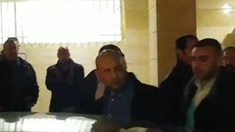 בנט ושקד הותקפו בעפרה: "תתביישו" | חדשות 13