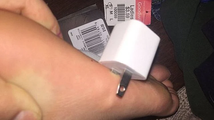 אאוץ': המטען של האייפון ננעץ עמוק בכף הרגל שלה | חדשות 13