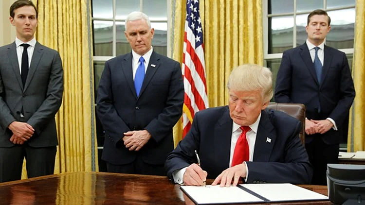 טראמפ חותם על צו נשיאותי (רויטרס)
