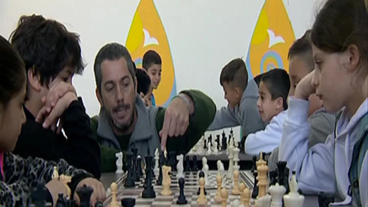 מהפכה עם לוח משחק וכלים בשחור ולבן: איש עם חלום שהדביק עיר שלמה בשיגעון | חדשות 13