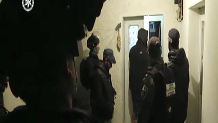 תיעוד פשיטת המשטרה: כסף שחמאס העביר למשפחות מחבלים נתפס | חדשות 13