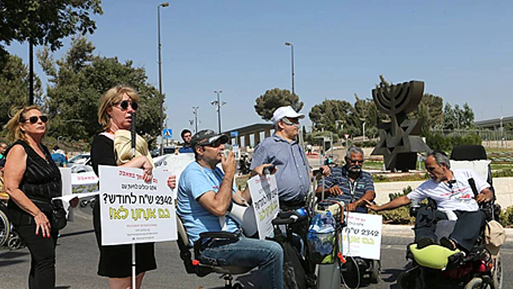איך מתקיימים מקצבת הנכות בארץ? | חדשות 13