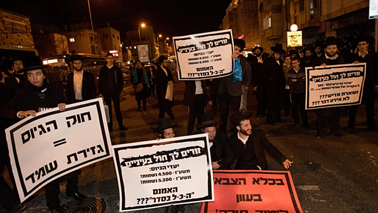 מחאה על מעצר עריק: מאות חרדים הפגינו; 48 נעצרו, 3 שוטרים נפצעו | חדשות 13