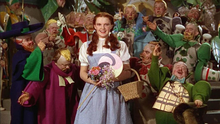 ג'ודי גארלנד הוטרדה מינית בידי המאנצ'קינים | רשת 13