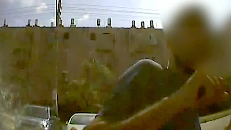 תיעוד: מכר סמים לשוטר סמוי ונעצר | חדשות 13