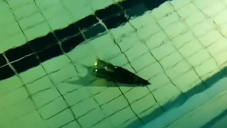 רסיס מהטיל שנורה אמש לאילת (שי בנישו - מלון ספורט ישרוטל)