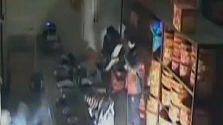 צפו: מה קורה כששיכור נכנס למפעל זיקוקים? | חדשות 13