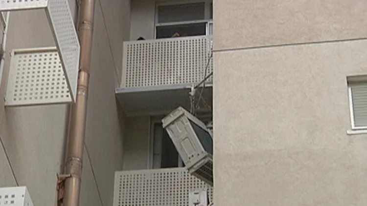 סייעו לפורץ שנפל אל מותו: שניים נעצרו | חדשות 13