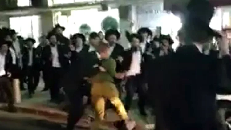 חייל מותקף באלימות בהפגנת חרדים
