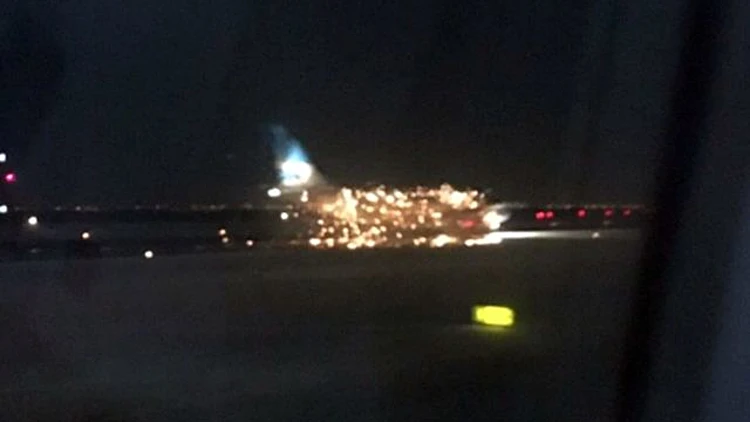 מטוס שהתכונן להמראה מניו יורק עלה באש