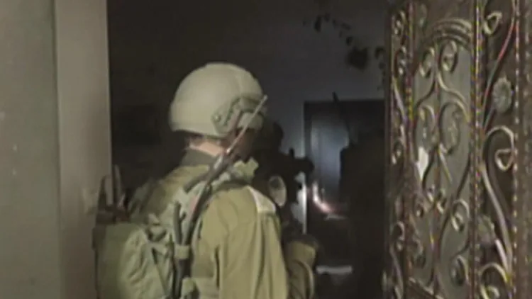 בעקבות הפיגוע בפתח תקווה: צה"ל החרים היתרים למשפחת המחבל | חדשות 13