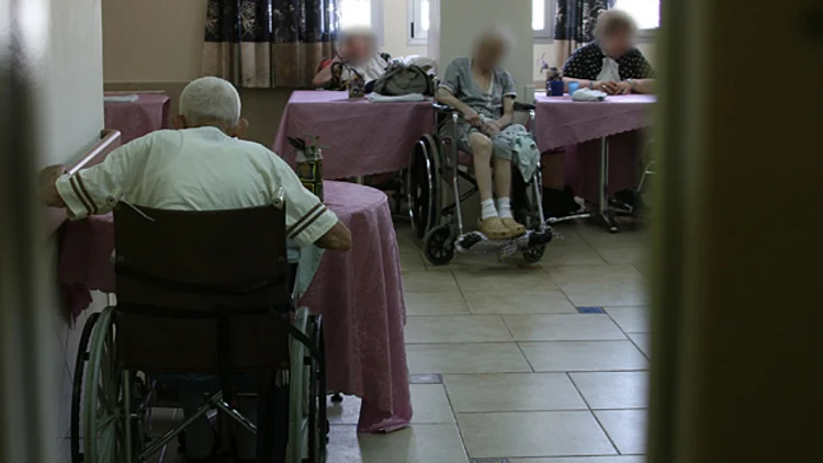 חשד: מטפל סיעודי גרם למות קשיש | חדשות 13