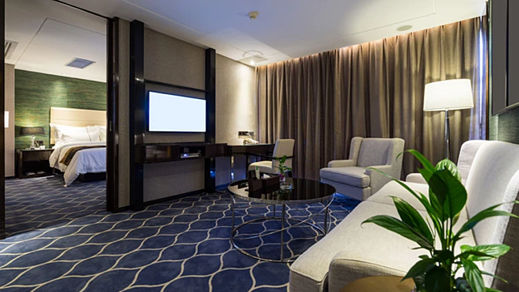 בתי מלון ומסעדות נגד הרבנות