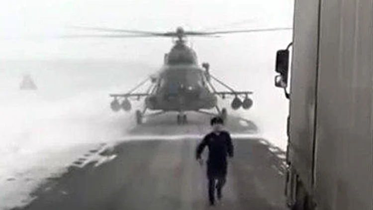 באמצע הכביש המהיר: הנחית מסוק כדי לקבל הכוונה | חדשות 13