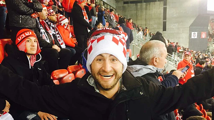 צפו עכשיו: שמח ביציעים עם אוהדי באר שבע ובשיקטאש | חדשות 13