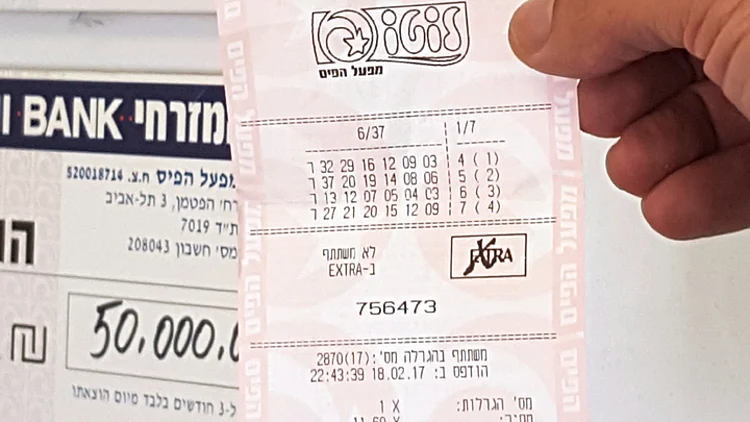 זוג חרדי זכה בלוטו: "התפללנו שנוכל לשלם את חשבון החשמל" | חדשות 13